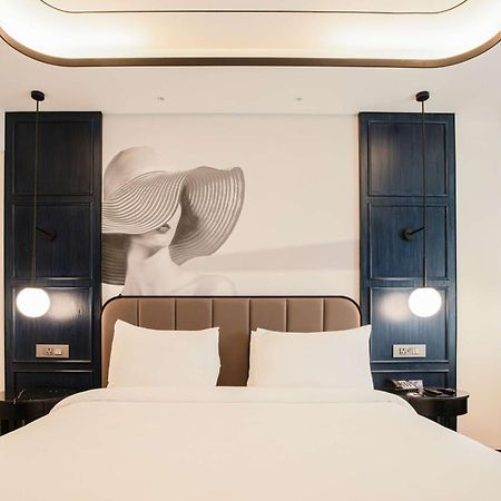 Radisson Blu Hotel Ahmedabad Exterior foto A bedroom at the hotel