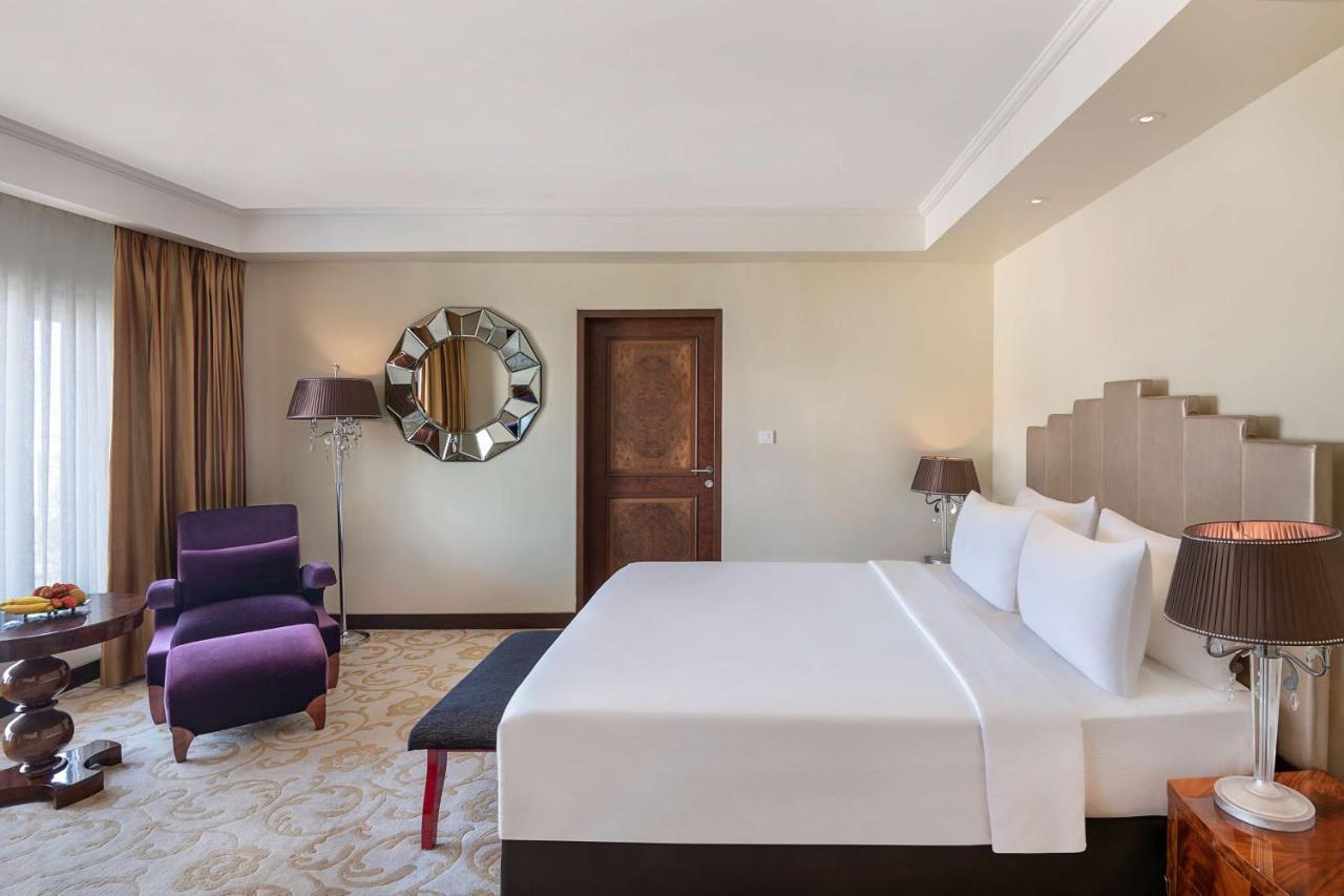Radisson Blu Hotel Ahmedabad Exterior foto A bedroom at the hotel