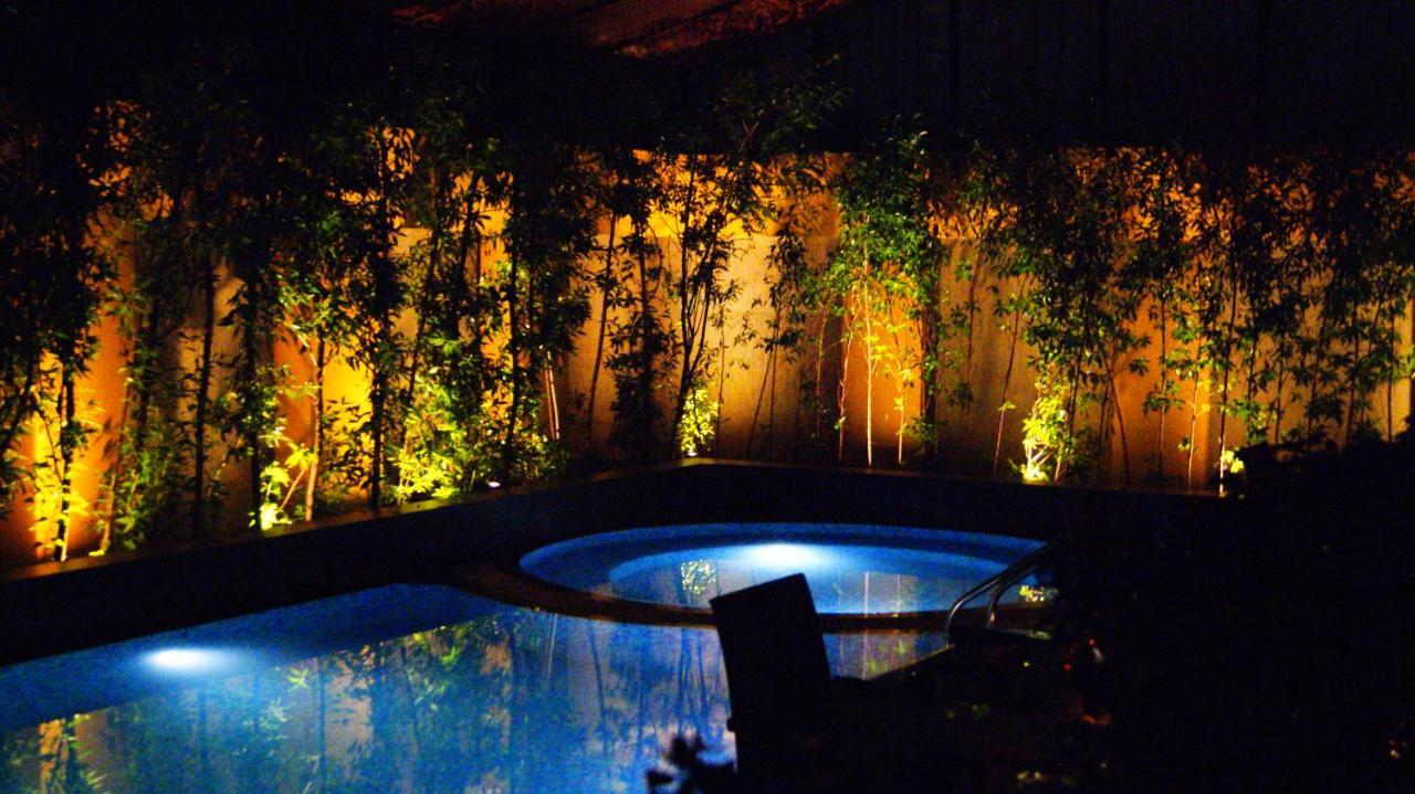 Radisson Blu Hotel Ahmedabad Exterior foto The pool at the hotel
