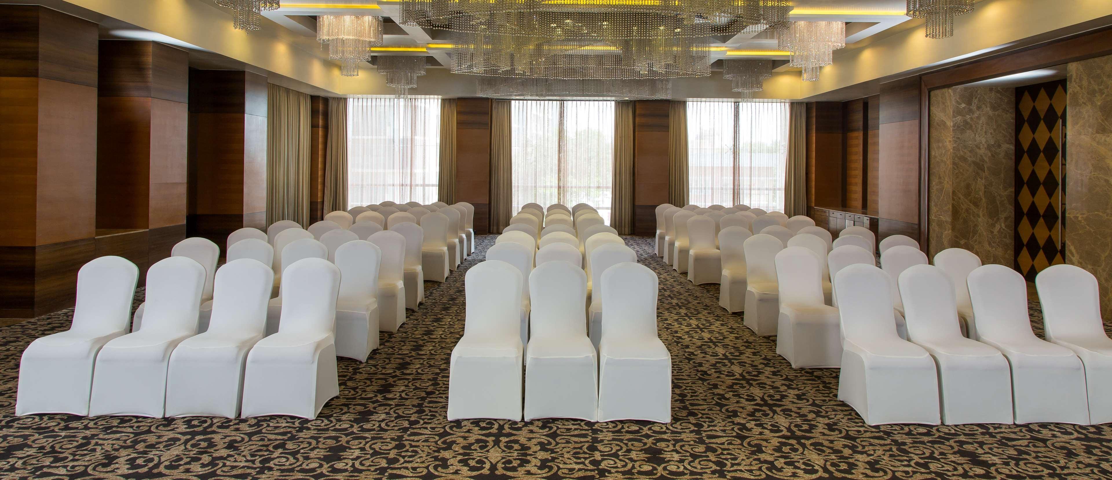 Radisson Blu Hotel Ahmedabad Exterior foto The Grand Ballroom