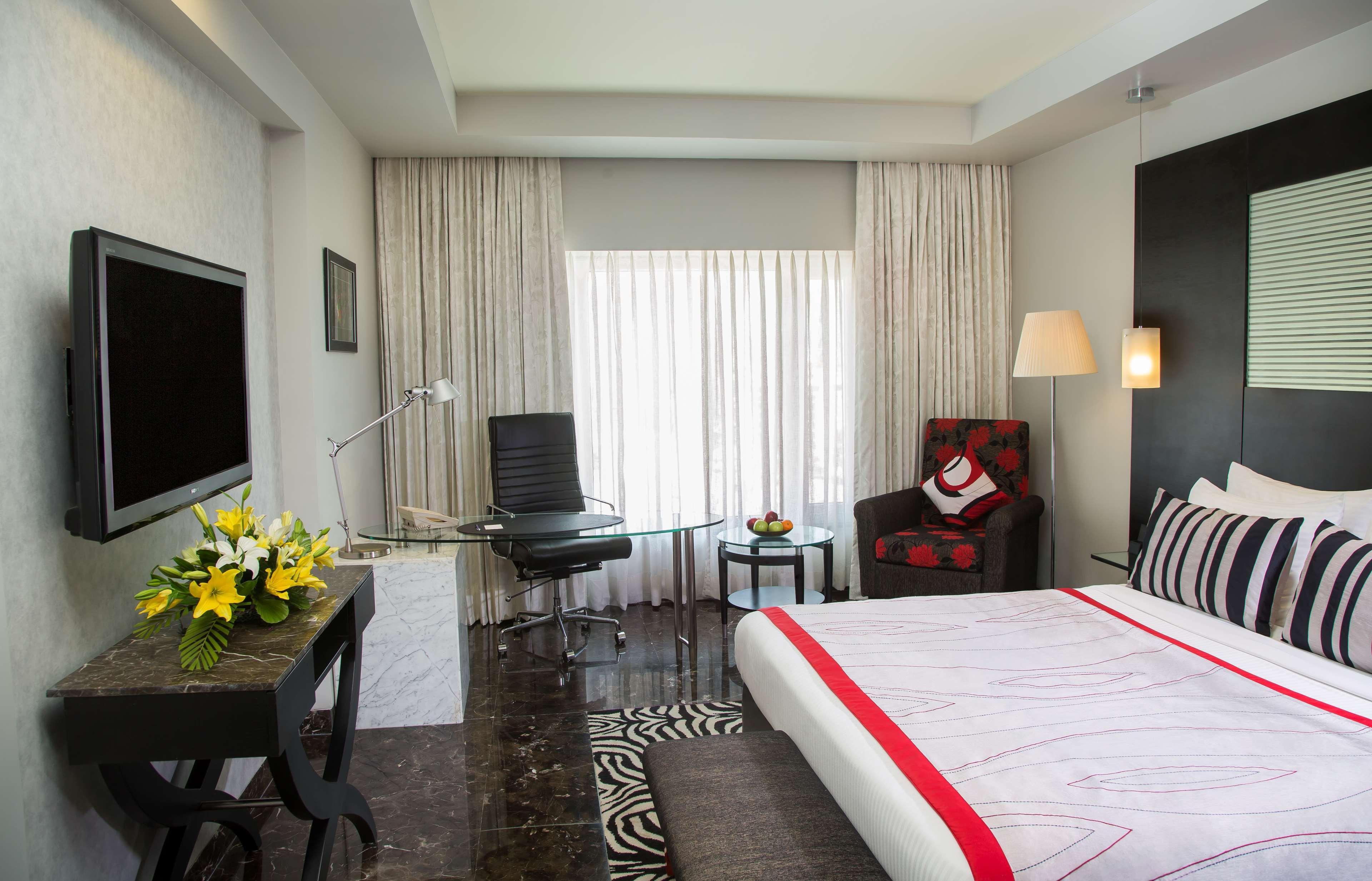Radisson Blu Hotel Ahmedabad Exterior foto A room at the hotel