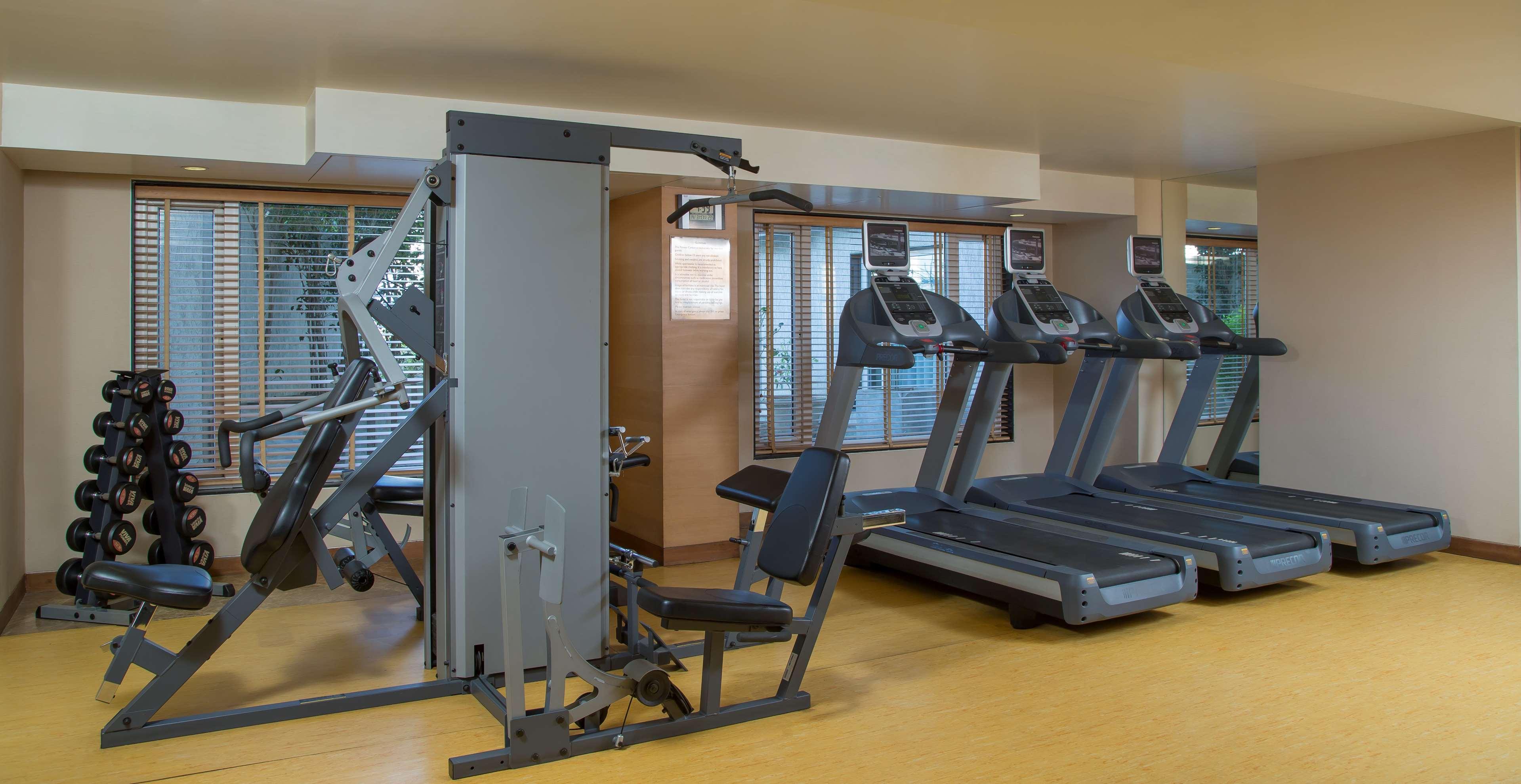 Radisson Blu Hotel Ahmedabad Exterior foto The gym at the hotel