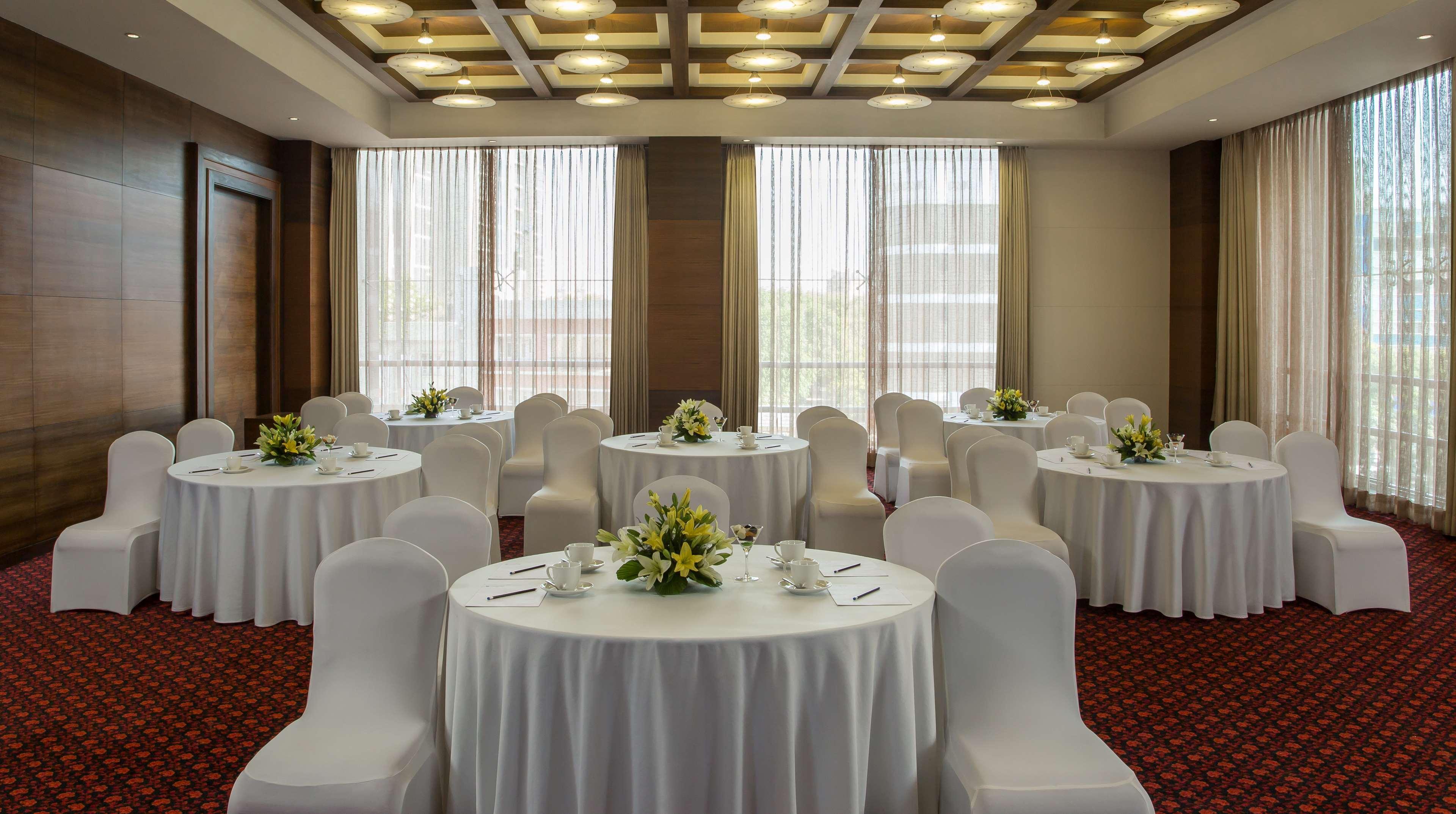 Radisson Blu Hotel Ahmedabad Exterior foto The Royal