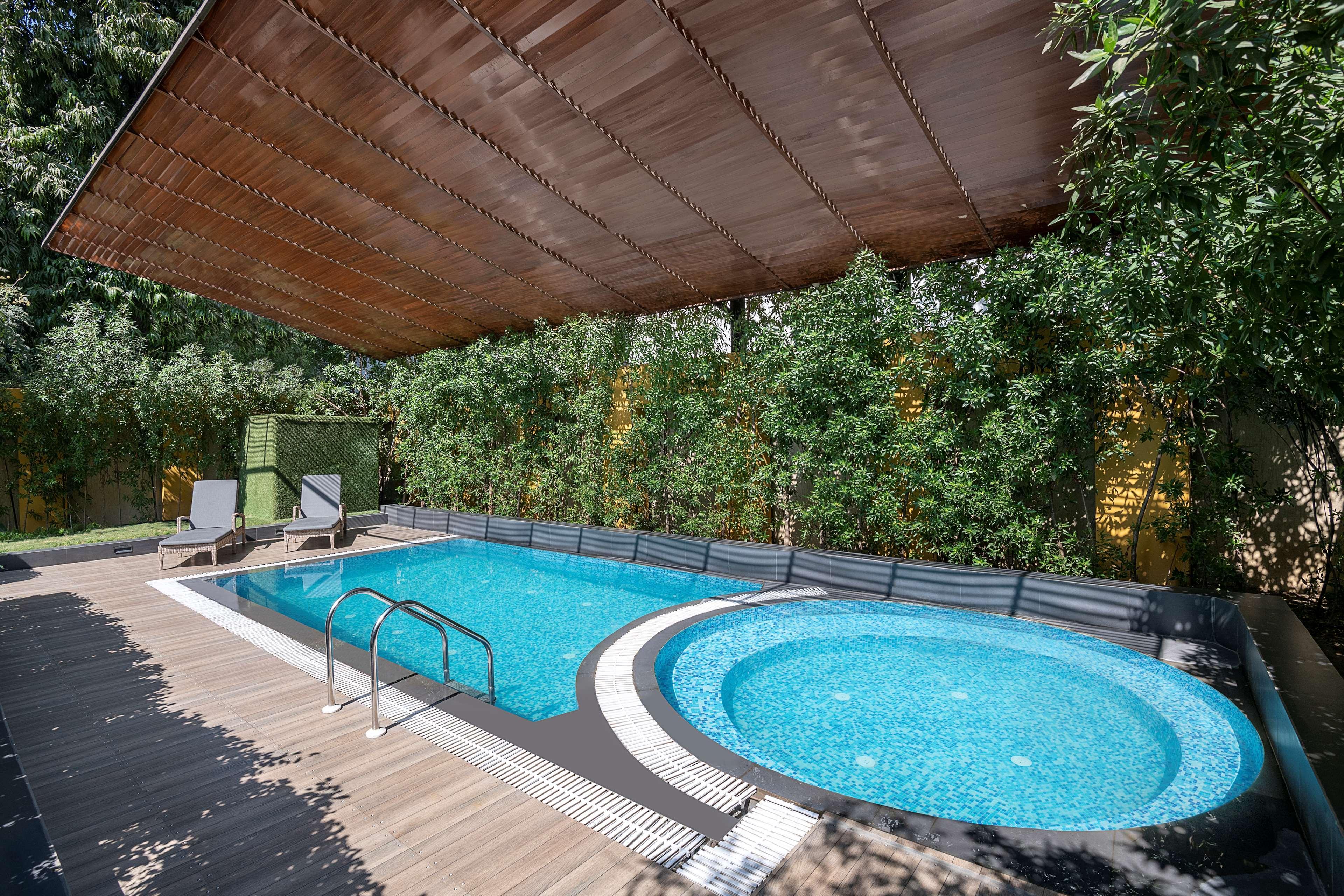 Radisson Blu Hotel Ahmedabad Exterior foto A swimming pool
