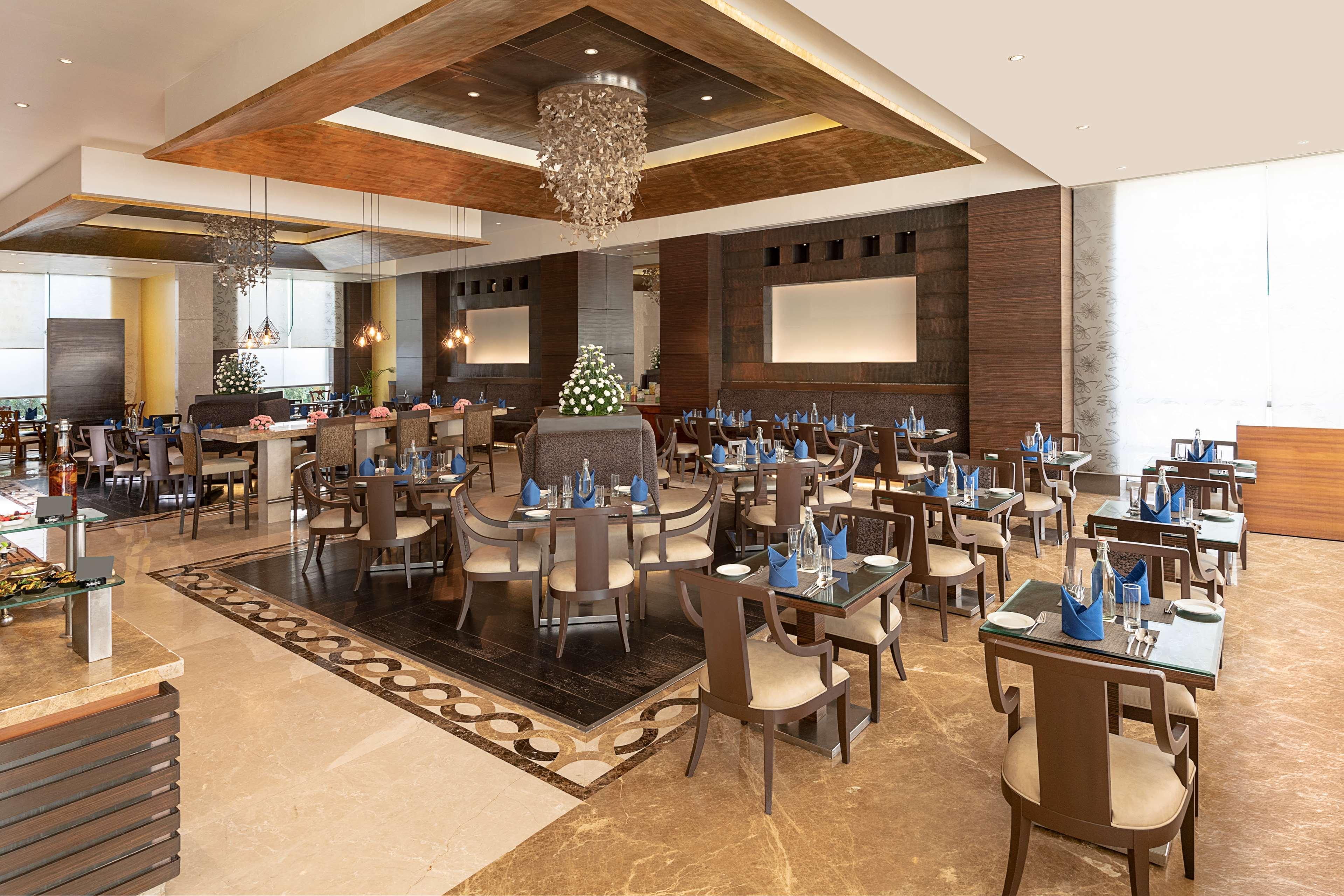 Radisson Blu Hotel Ahmedabad Exterior foto The restaurant