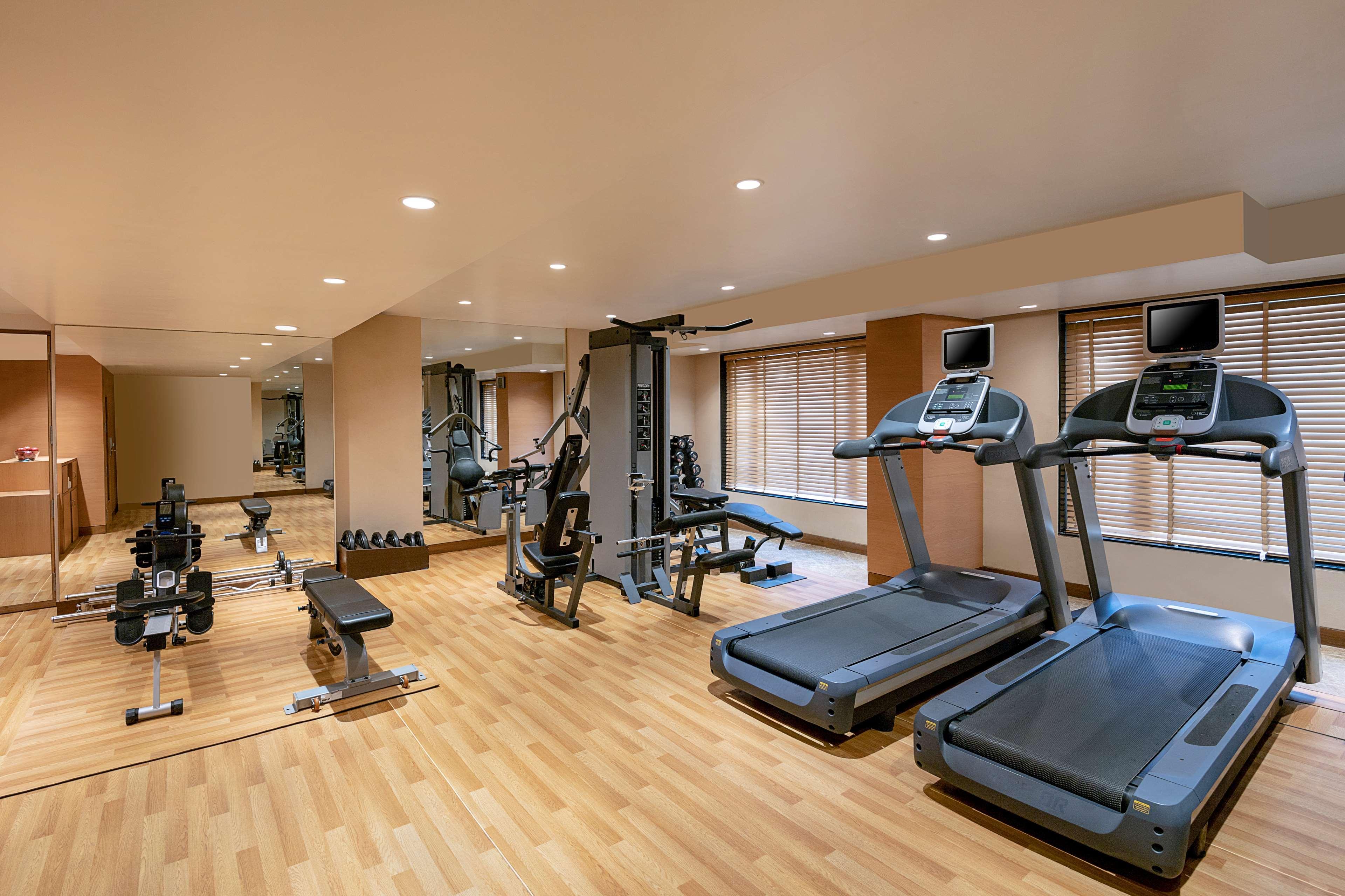 Radisson Blu Hotel Ahmedabad Exterior foto The gym at the hotel