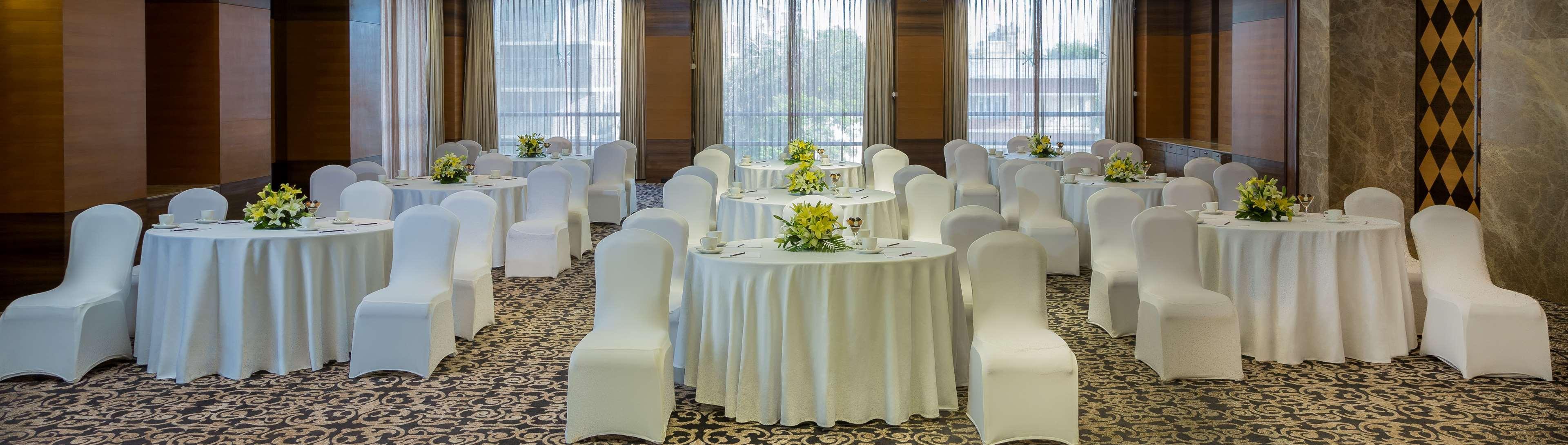 Radisson Blu Hotel Ahmedabad Exterior foto The Royal