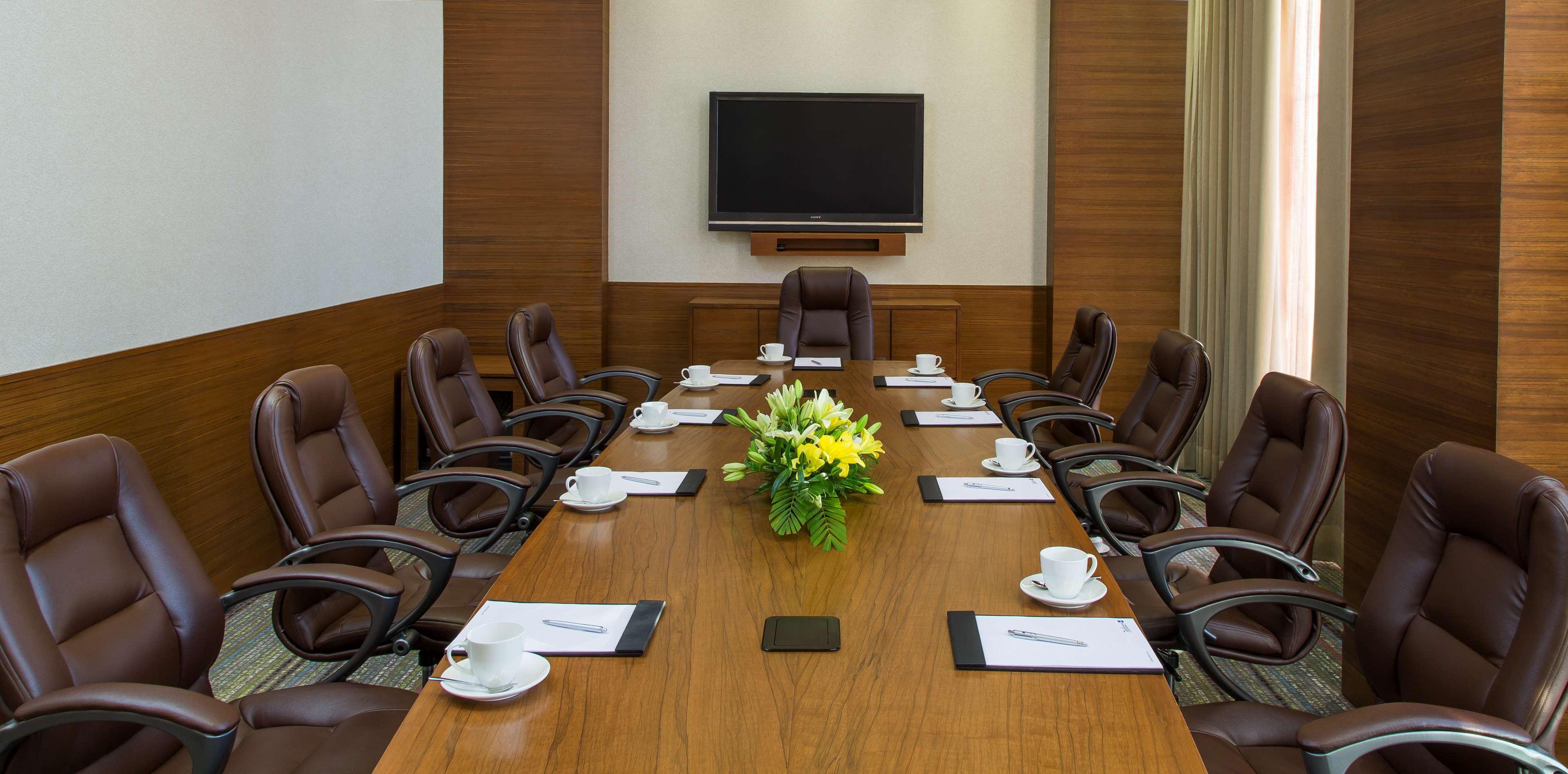 Radisson Blu Hotel Ahmedabad Exterior foto Boardroom at the Taj Bengal