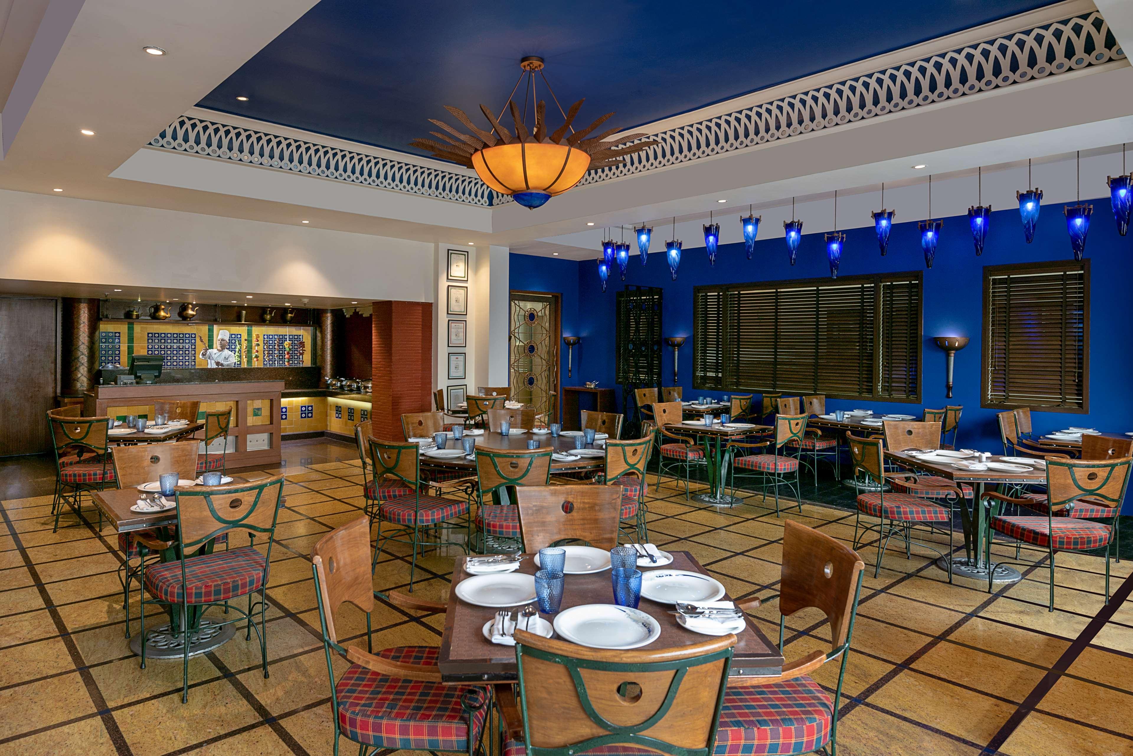Radisson Blu Hotel Ahmedabad Exterior foto The restaurant