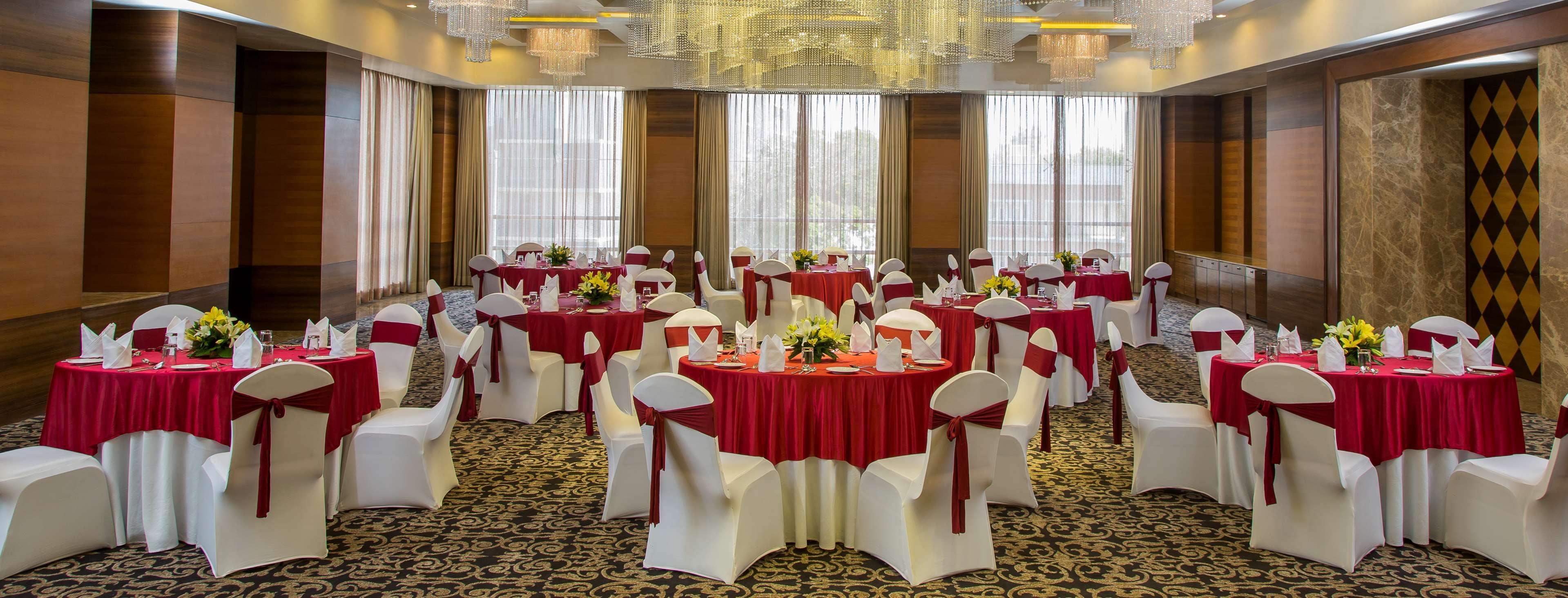 Radisson Blu Hotel Ahmedabad Exterior foto The Royal