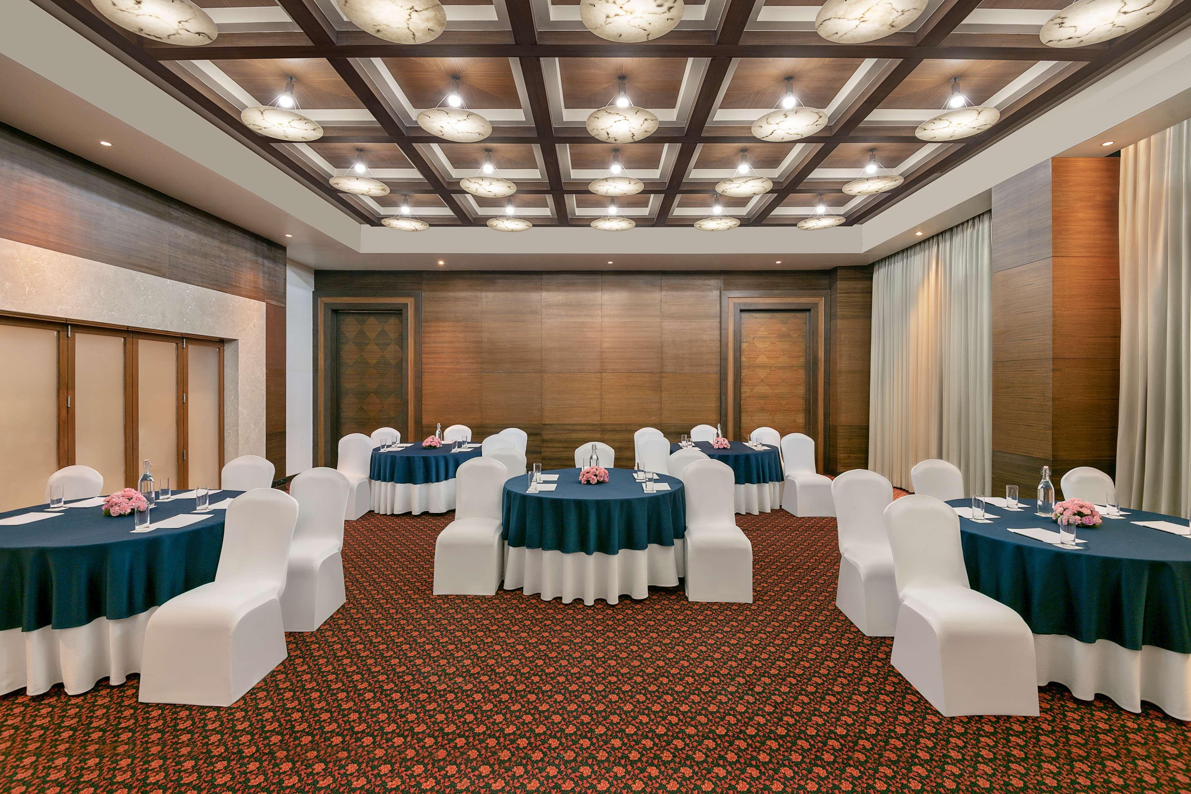 Radisson Blu Hotel Ahmedabad Exterior foto Meeting room at the hotel