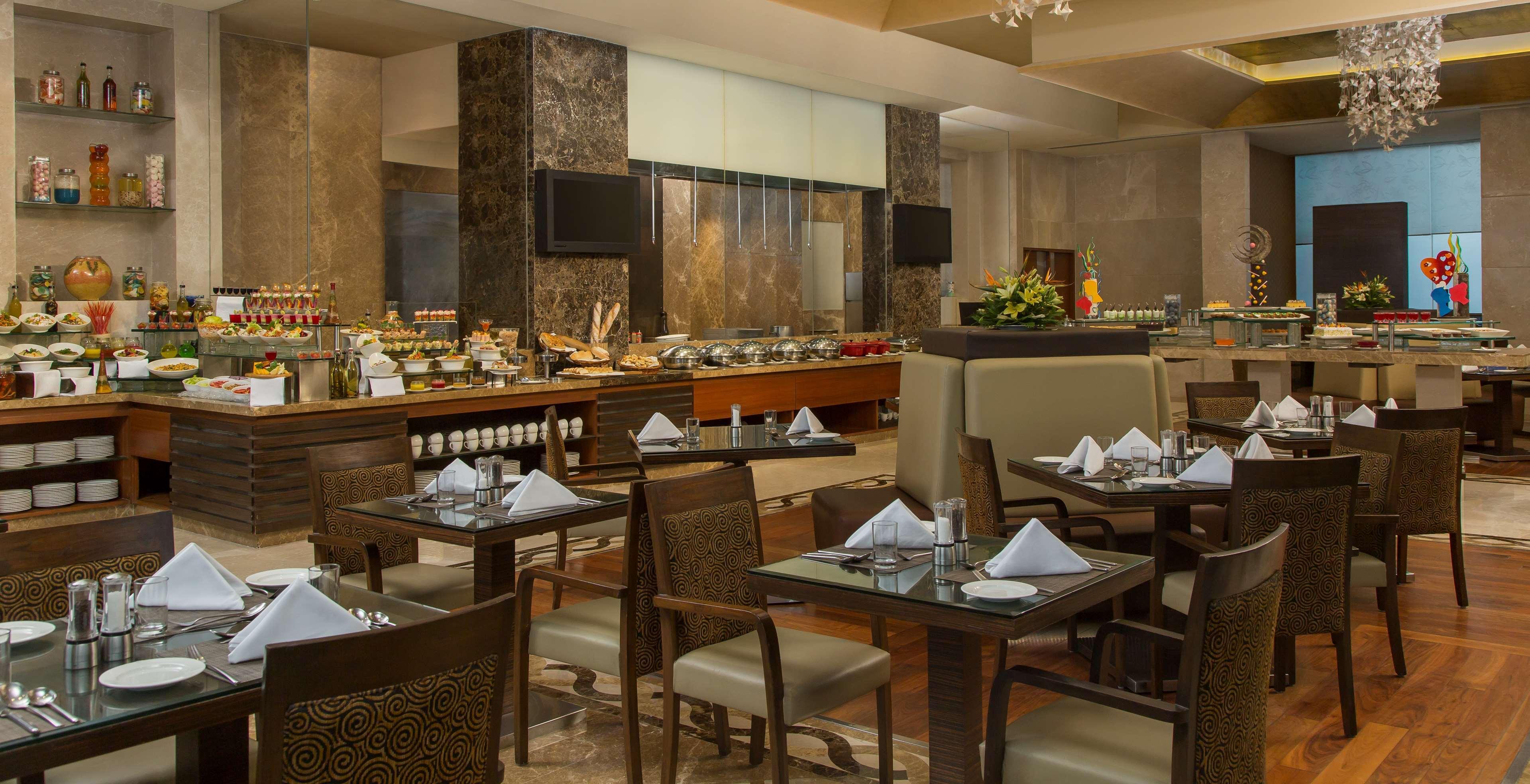 Radisson Blu Hotel Ahmedabad Exterior foto The restaurant