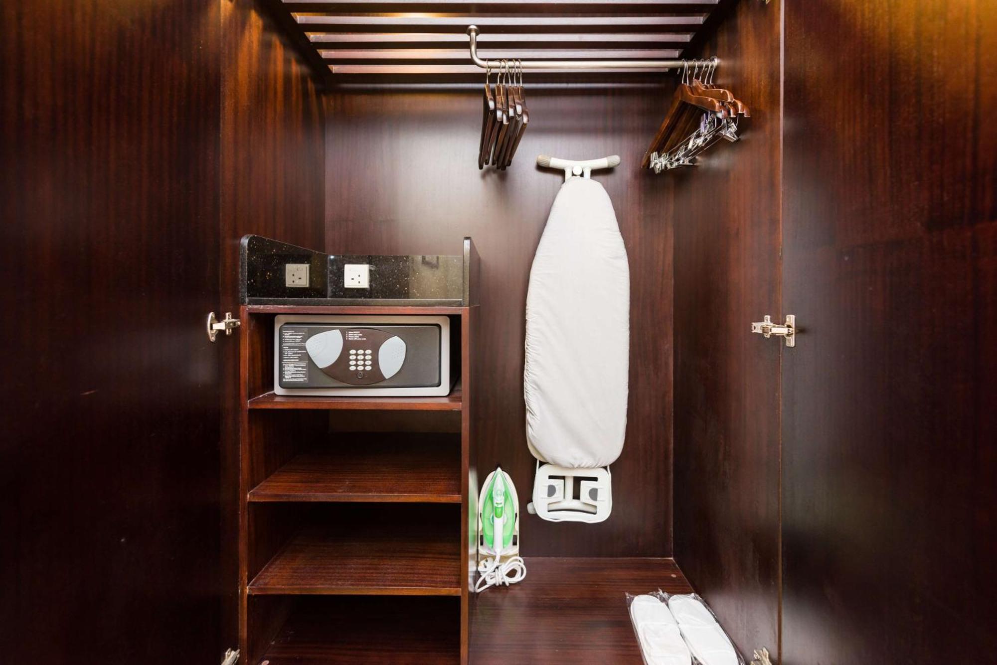 Radisson Blu Hotel Ahmedabad Exterior foto A hotel room wardrobe with a safe