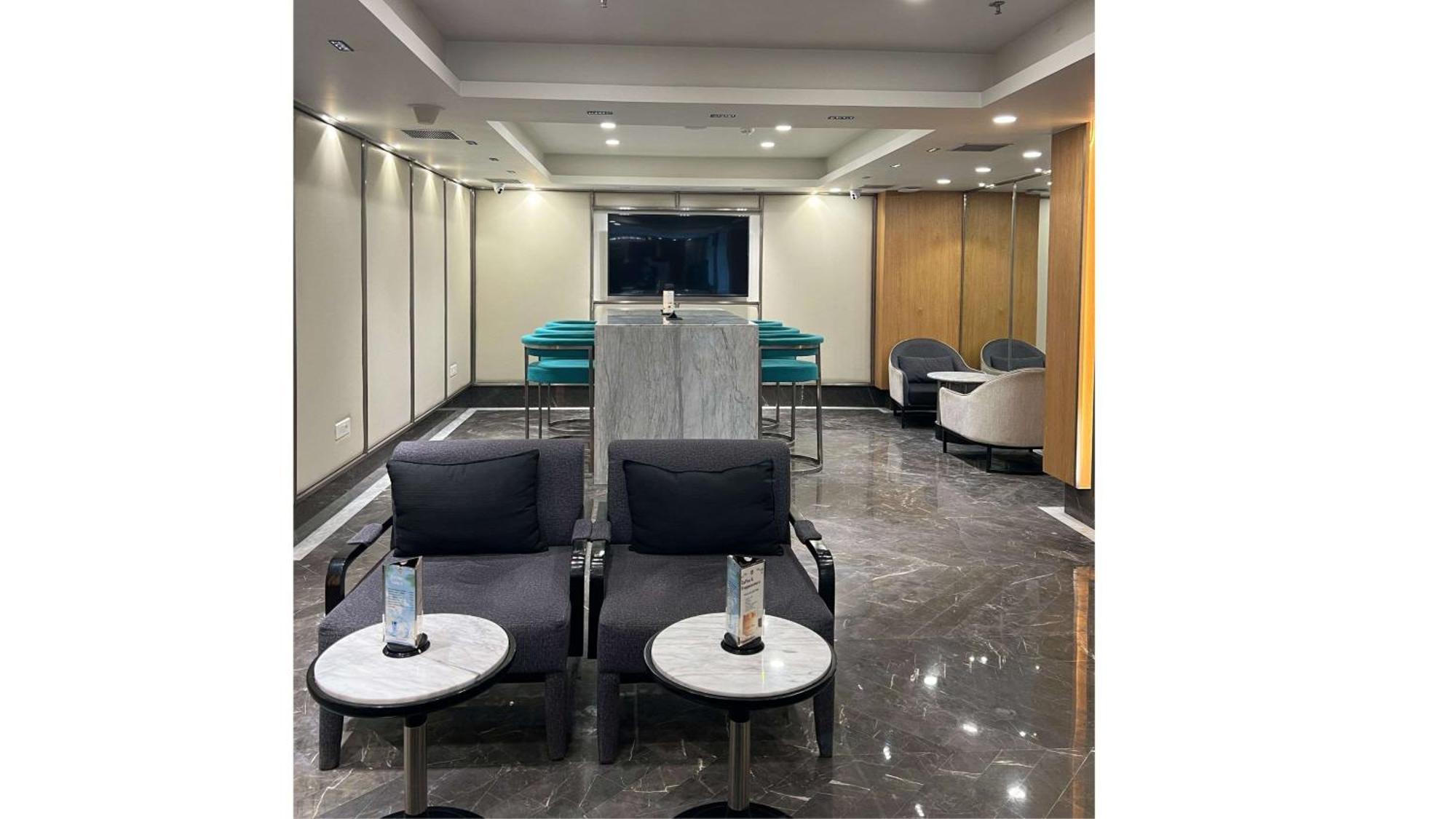 Radisson Blu Hotel Ahmedabad Exterior foto The lounge at the airport