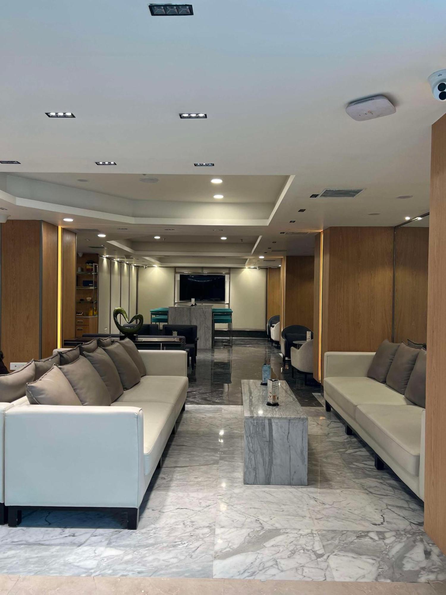 Radisson Blu Hotel Ahmedabad Exterior foto The lounge at the airport