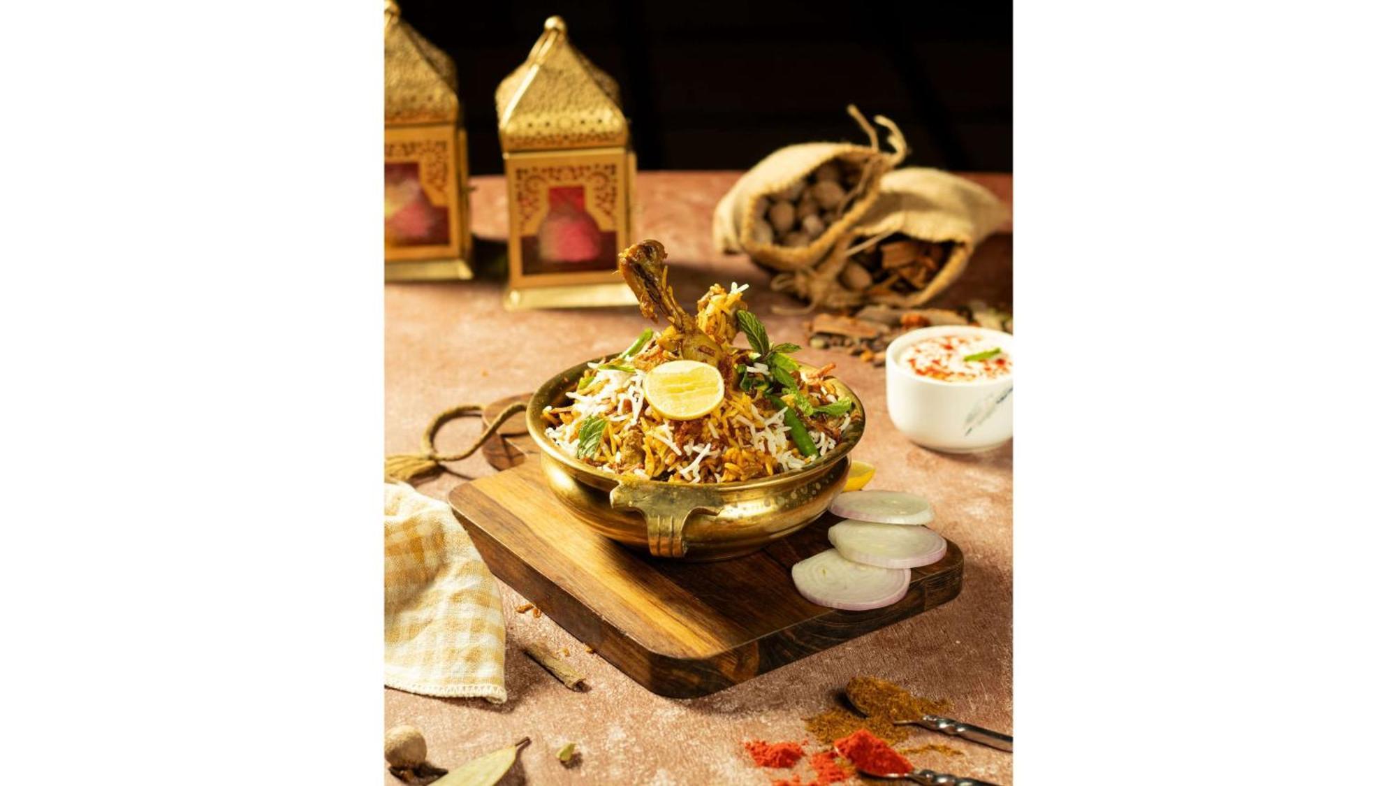 Radisson Blu Hotel Ahmedabad Exterior foto Hyderabadi biryani