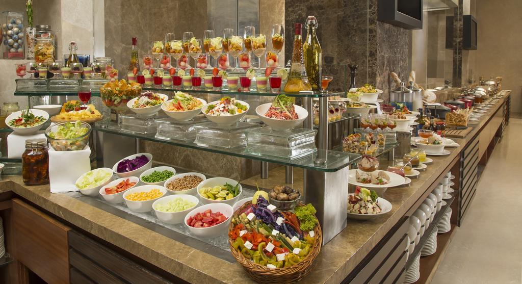 Radisson Blu Hotel Ahmedabad Exterior foto A salad bar
