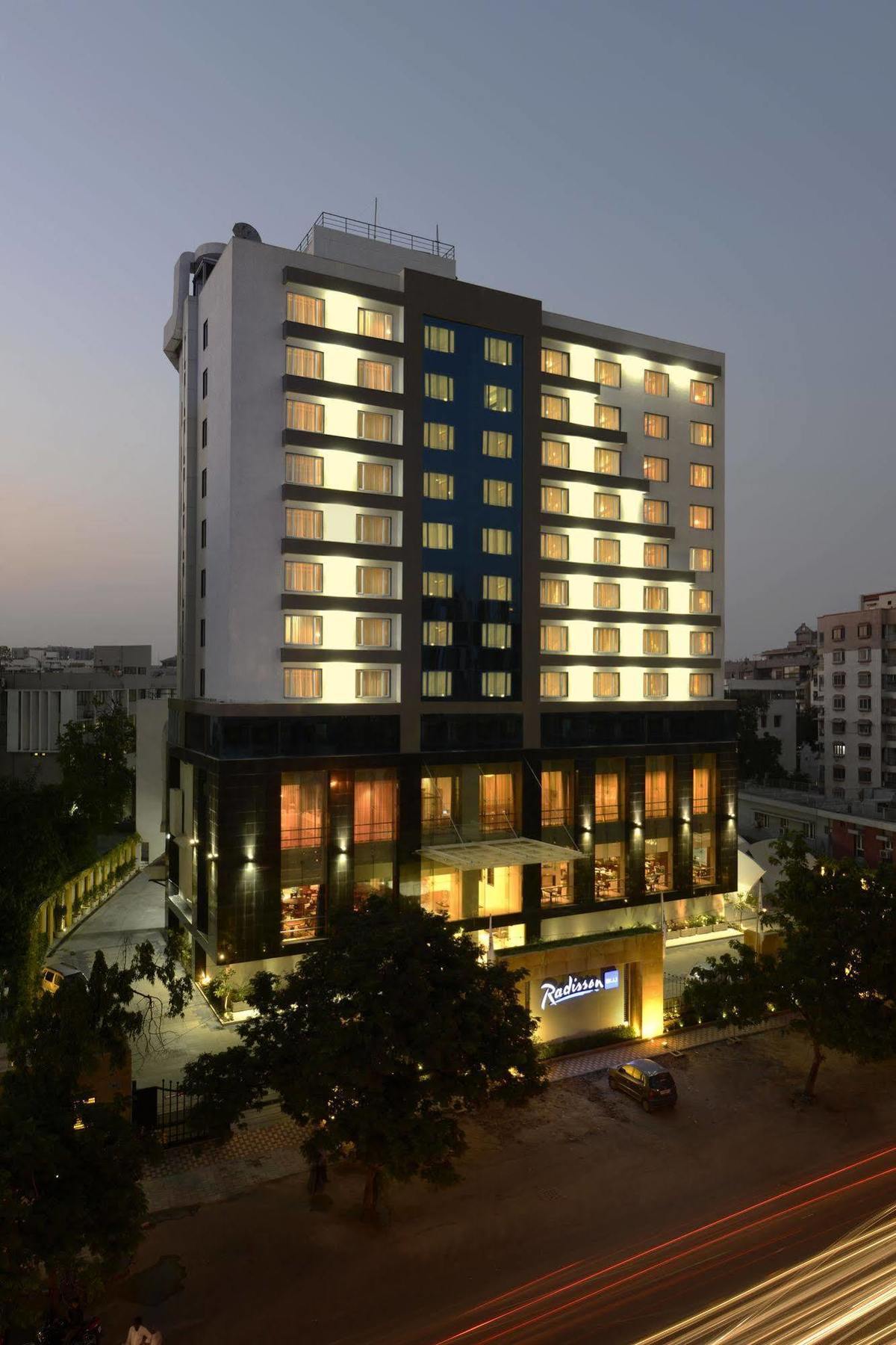 Radisson Blu Hotel Ahmedabad Exterior foto Radisson Hotel, Karachi