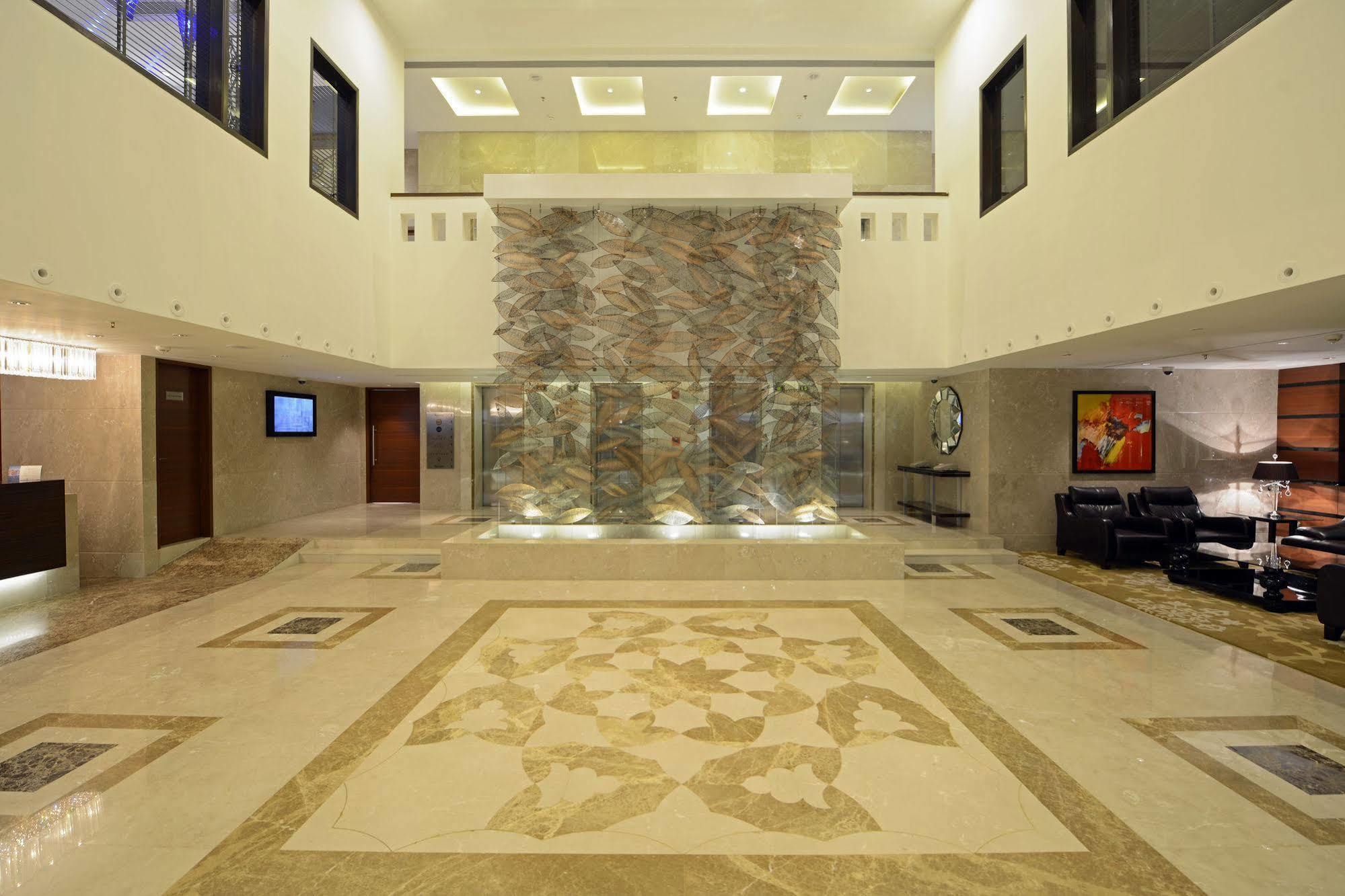 Radisson Blu Hotel Ahmedabad Exterior foto The lobby of the hotel
