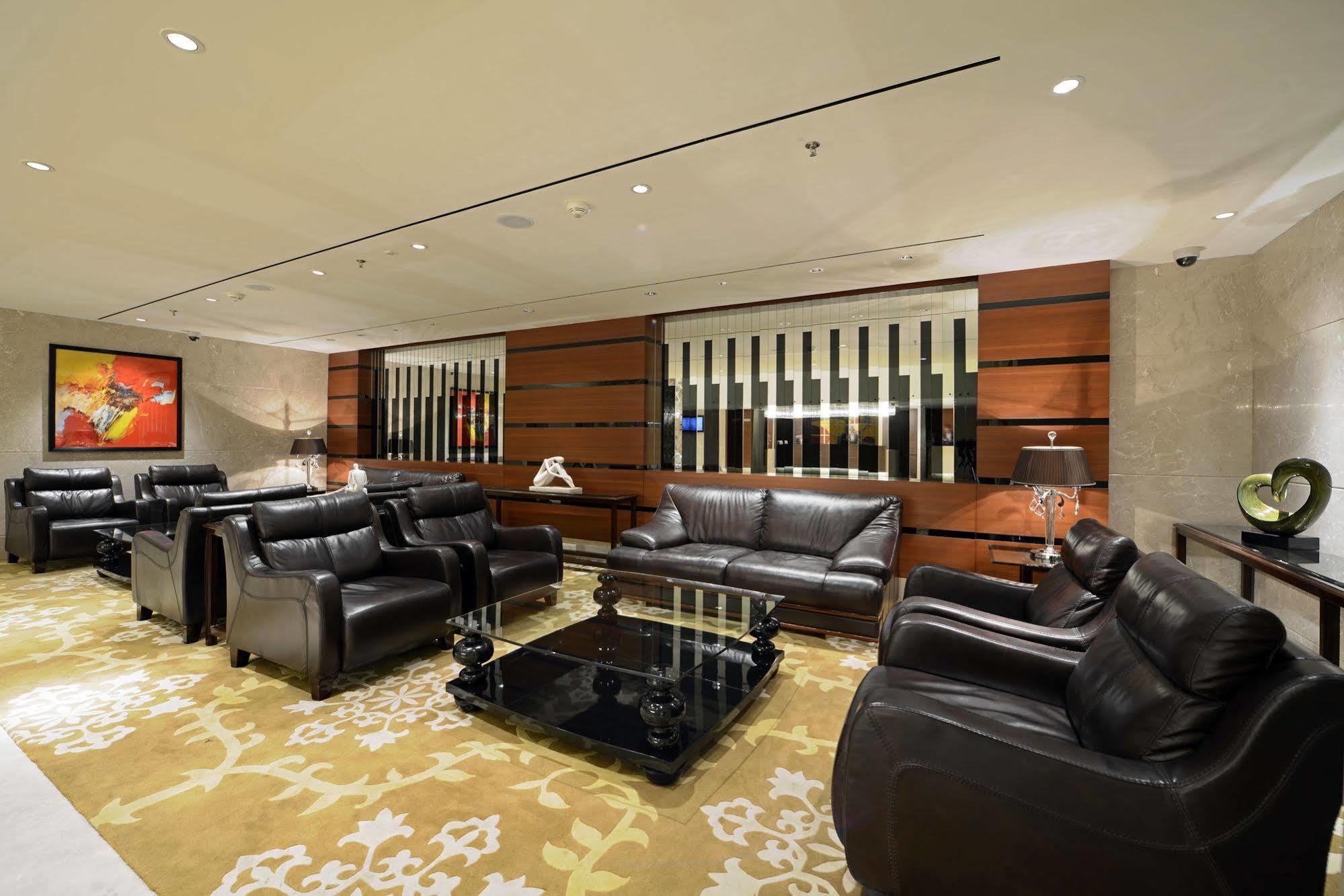 Radisson Blu Hotel Ahmedabad Exterior foto The Royal Wing Suites & Spa