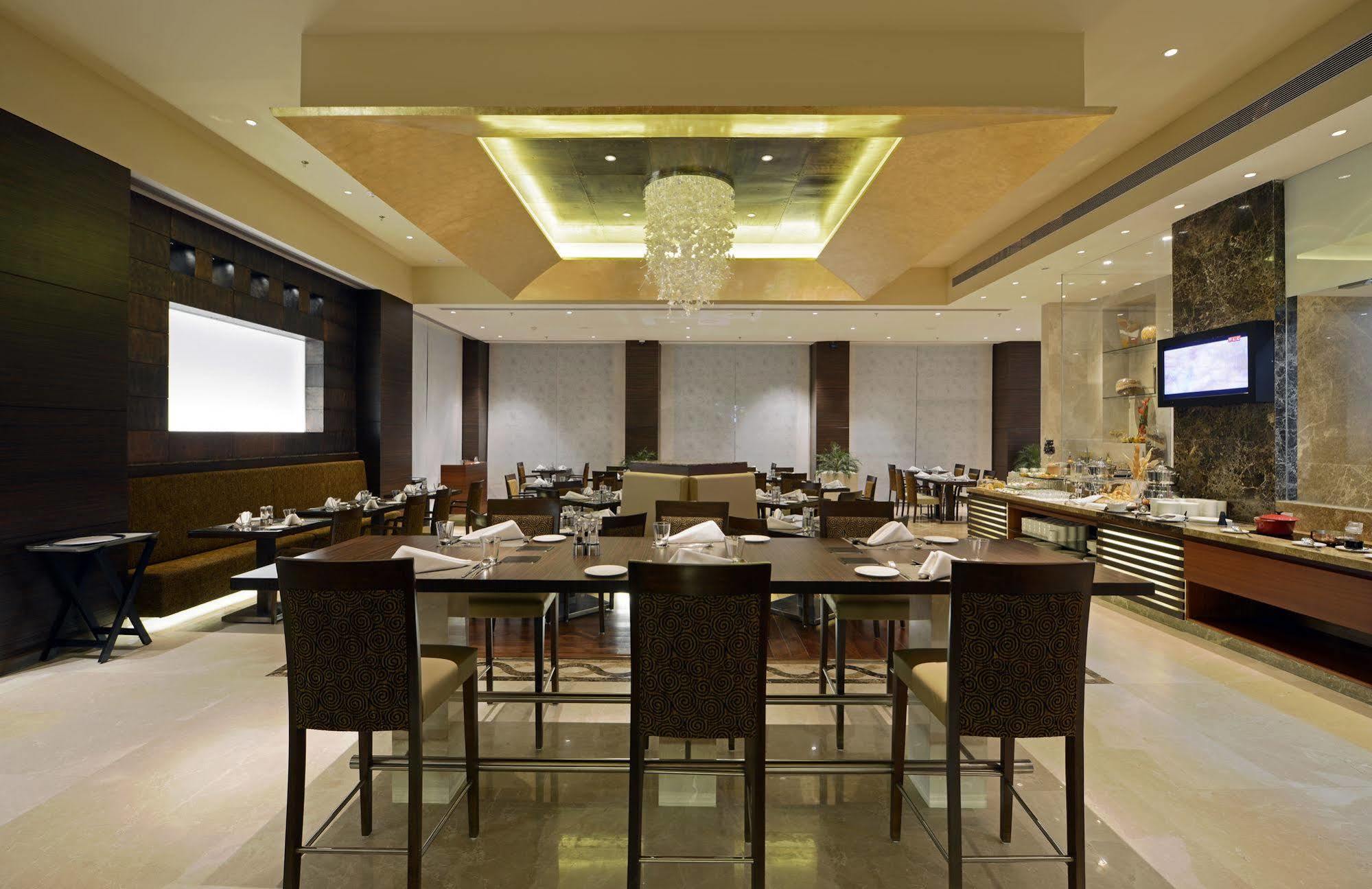 Radisson Blu Hotel Ahmedabad Exterior foto The Park, New Delhi
