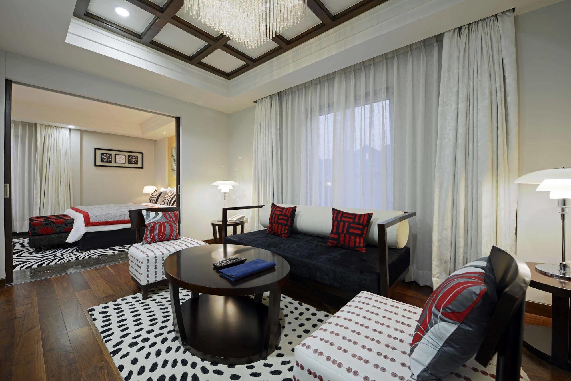 Radisson Blu Hotel Ahmedabad Exterior foto A suite at the hotel