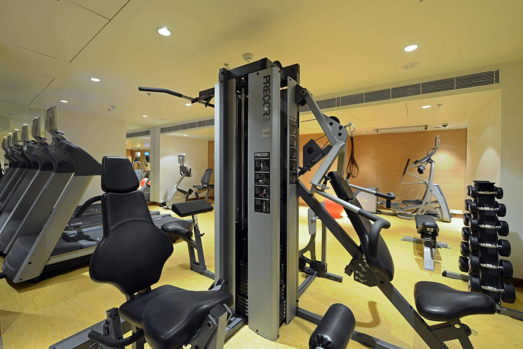 Radisson Blu Hotel Ahmedabad Exterior foto A typical gym