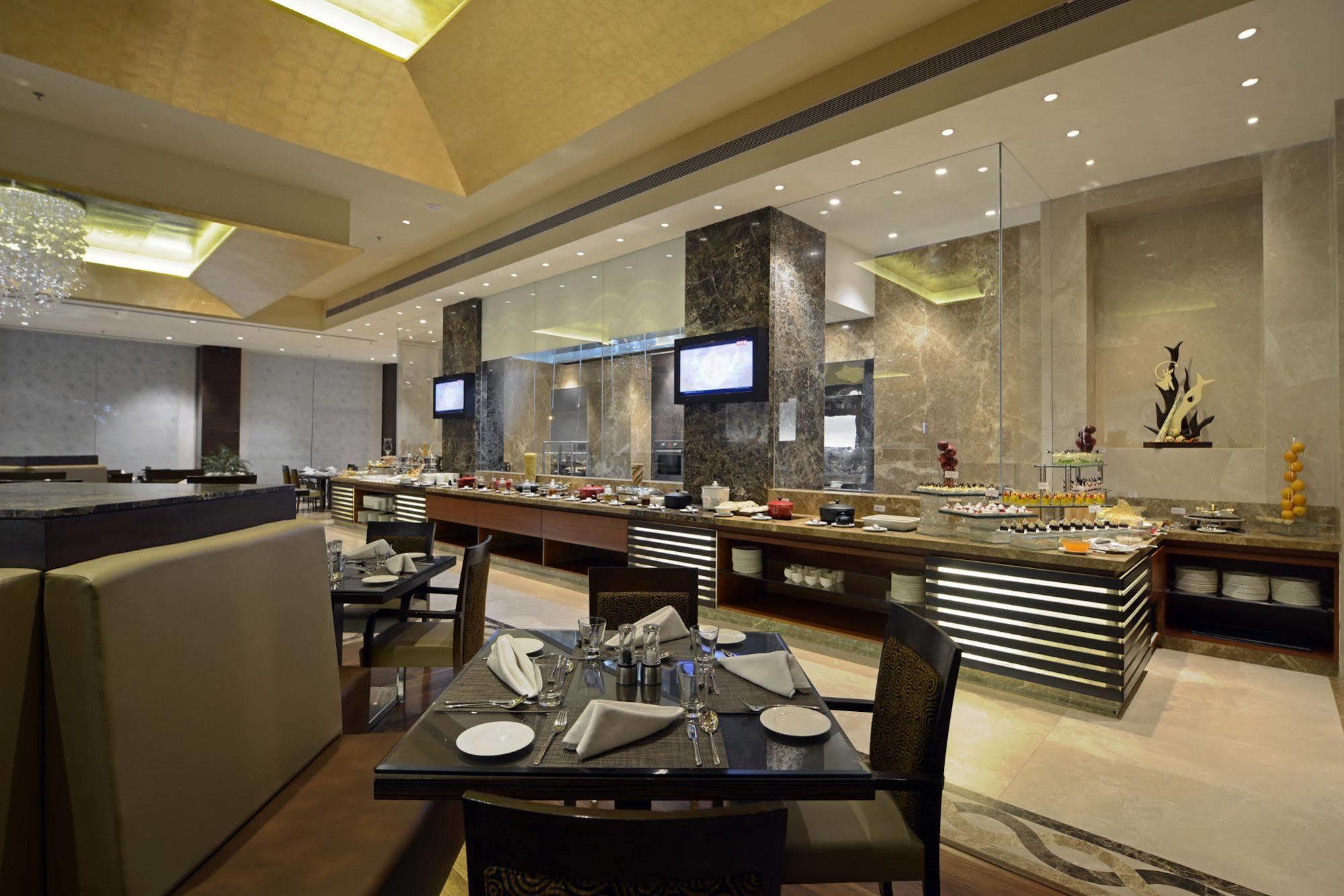 Radisson Blu Hotel Ahmedabad Exterior foto The Park, New Delhi
