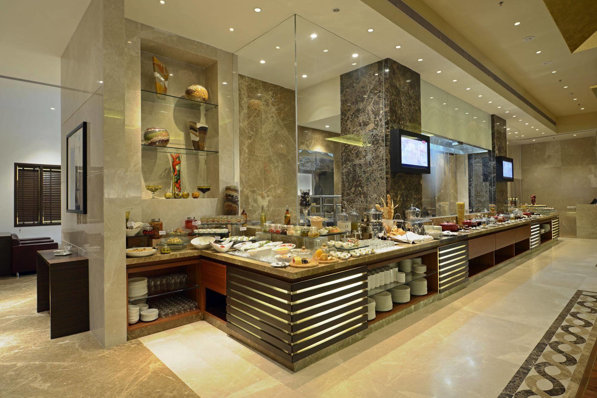Radisson Blu Hotel Ahmedabad Exterior foto The buffet at the hotel