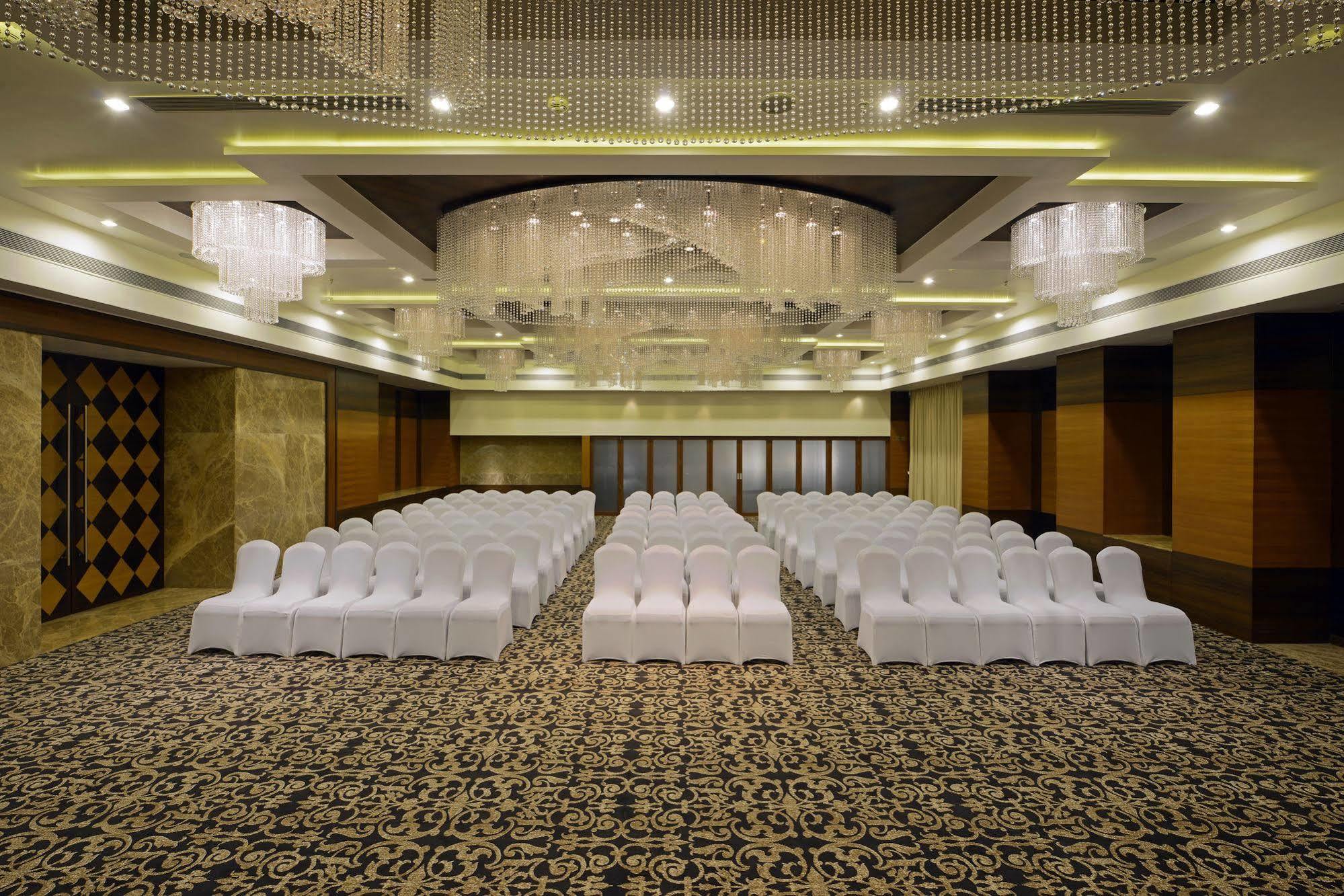 Radisson Blu Hotel Ahmedabad Exterior foto The Royal Hall