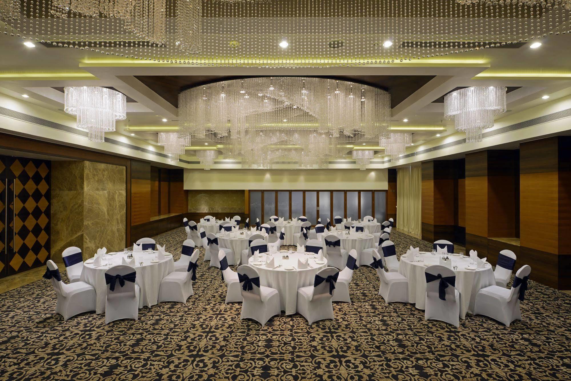 Radisson Blu Hotel Ahmedabad Exterior foto The Grand Ballroom
