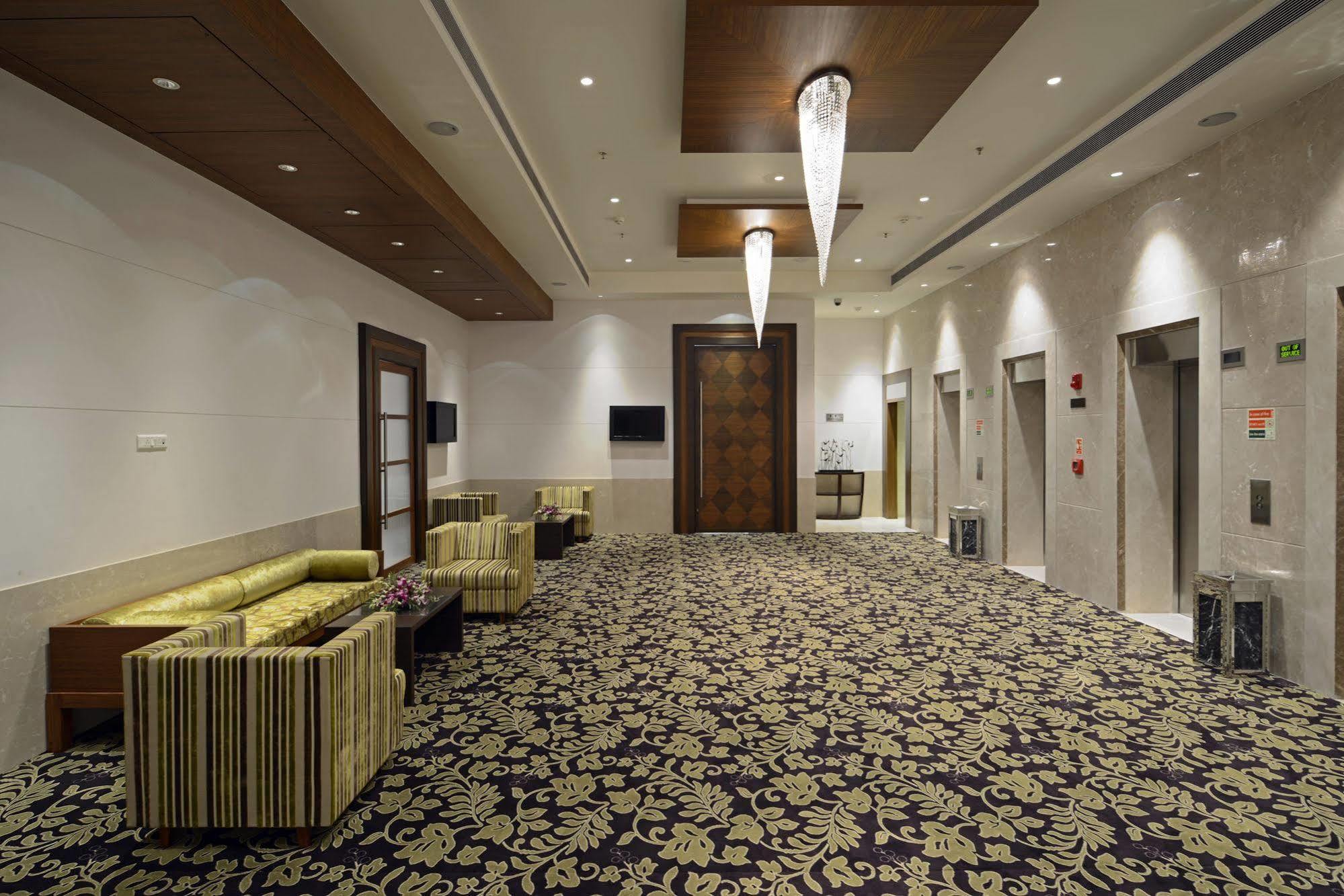Radisson Blu Hotel Ahmedabad Exterior foto The interior of the hotel